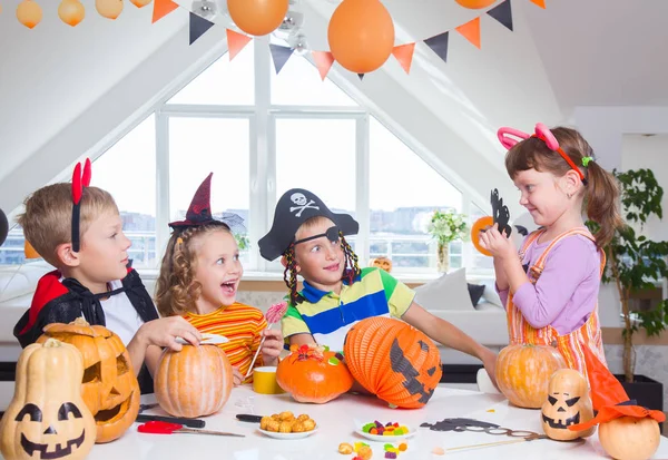 Niños en fiesta de Halloween — Foto de Stock