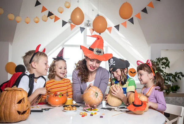 Familj i Halloween-fest — Stockfoto