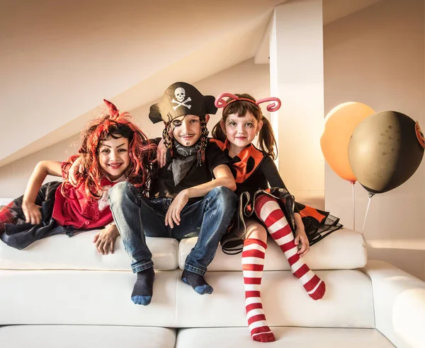 Niños en fiesta de Halloween —  Fotos de Stock