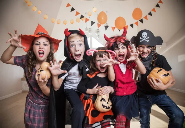 Niños en fiesta de Halloween — Foto de Stock