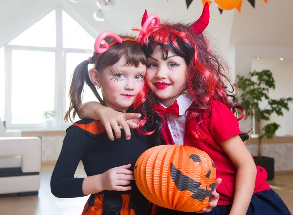 Barnen i halloween-fest — Stockfoto