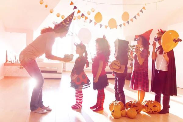 Familie bei Halloween-Party — Stockfoto