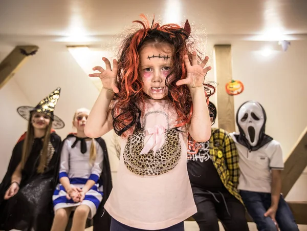 Kis lány Halloween party — Stock Fotó