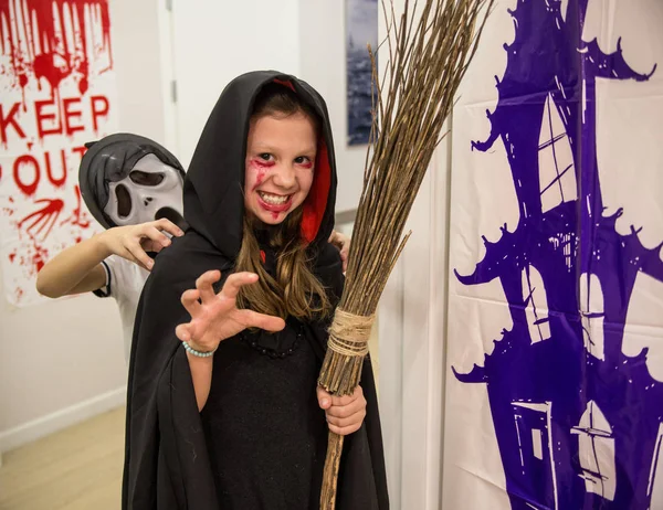 Niños en fiesta de Halloween — Foto de Stock