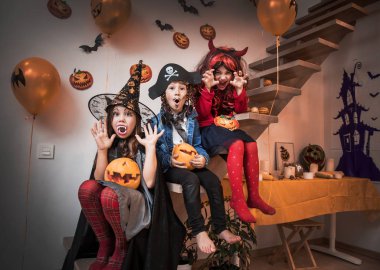 Cadılar Bayramı partisi çocuklar