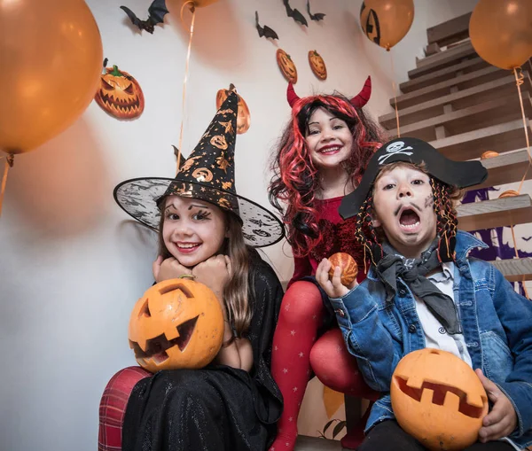 Dzieci w imprezie z okazji halloween — Stockfoto