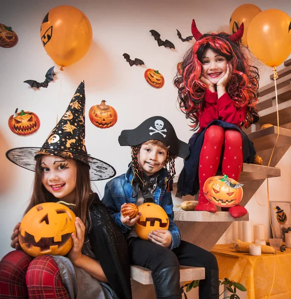 Barnen i halloween-fest — Stockfoto