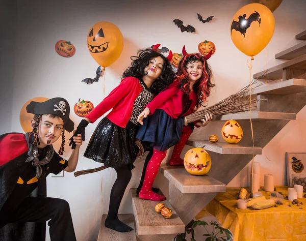 Niños en fiesta de Halloween —  Fotos de Stock