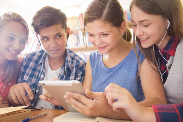 Adolescenza nella biblioteca scolastica — Foto Stock