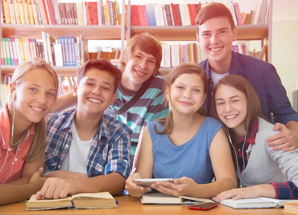 Adolescents dans la bibliothèque scolaire — Photo