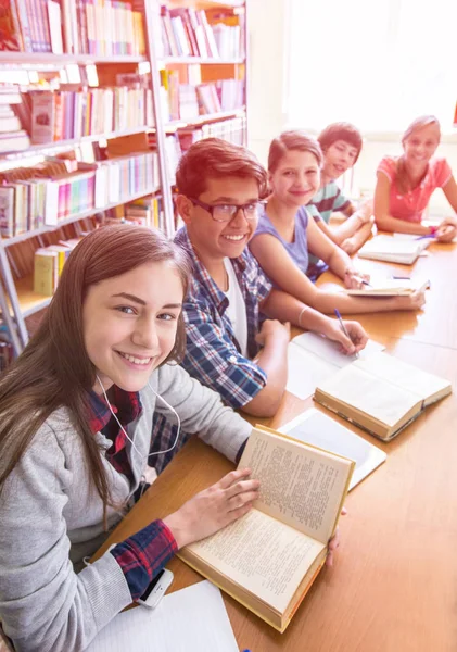 Tonåringar i skolans bibliotek — Stockfoto