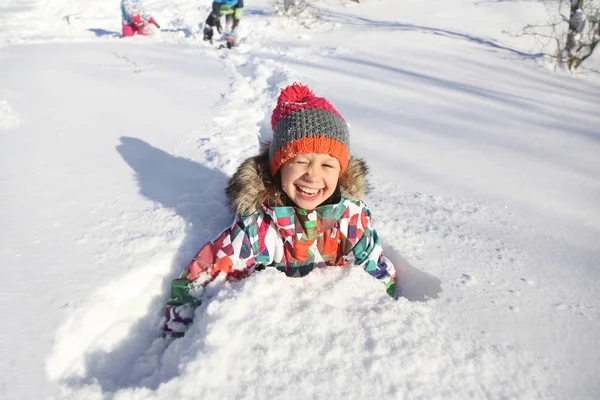 Crianças em tempo de inverno — Fotografia de Stock