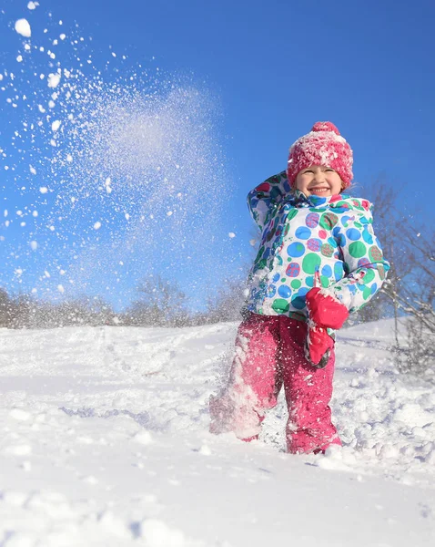 冬に雪の上で遊ぶ少女 — ストック写真