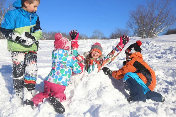 Kinder im Winter — Stockfoto