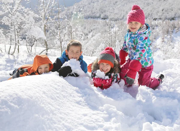 Дети в зимнее время — стоковое фото