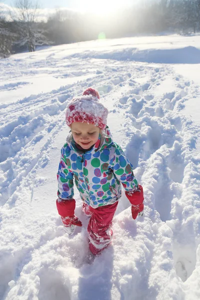 Kinder im Winter — Stockfoto