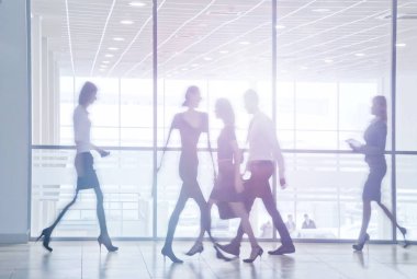 hareket halindeki iş adamları