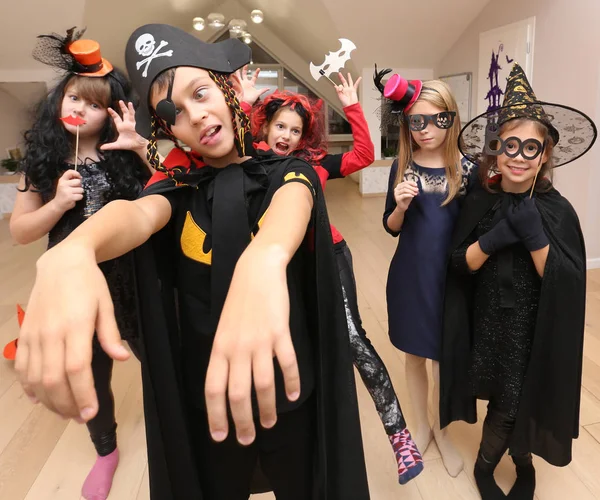 Groep Van Grappige Kinderen Kostuum Vieren Samen Een Halloween Feest — Stockfoto