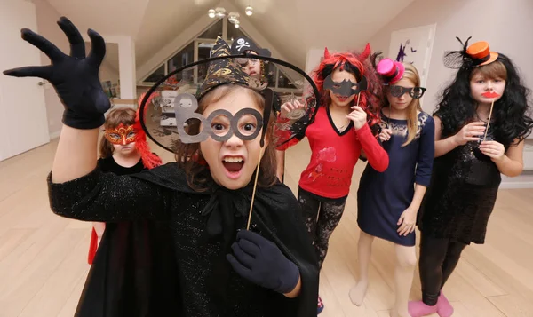 Groupe Enfants Drôles Costume Célébrer Ensemble Une Fête Halloween — Photo