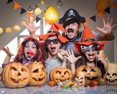 Aile Cadılar Bayramı kutluyor