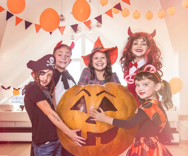 Niños en fiesta de Halloween — Foto de Stock