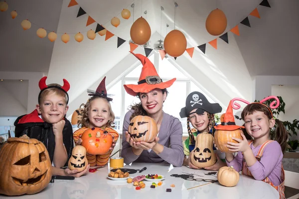 Rodzina w Halloween party — Zdjęcie stockowe