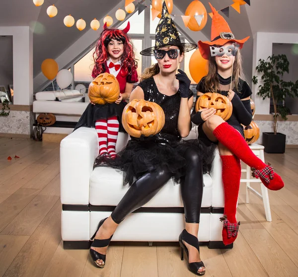 Familie viert halloween — Stockfoto