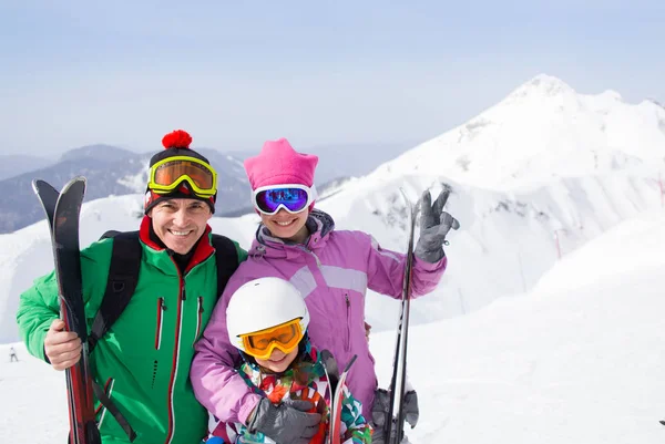 Família em alpin ski resort — Fotografia de Stock