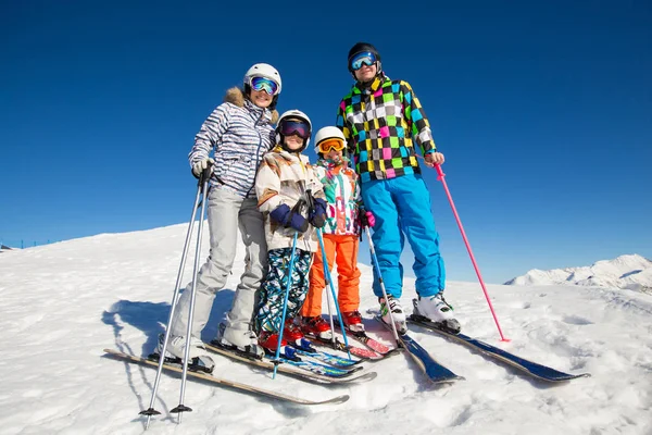 Familie im alpinen Skigebiet — Stockfoto