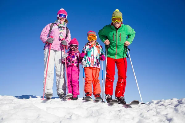 家庭在 alpin 滑雪胜地 — 图库照片