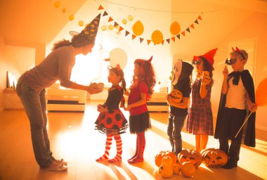 Cadılar Bayramı partisi çocuklar