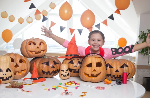 Barnen i halloween-fest — Stockfoto