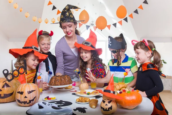 Niños en fiesta de Halloween — Foto de Stock