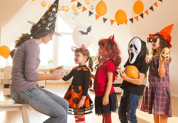 Kinder bei Halloween-Party — Stockfoto