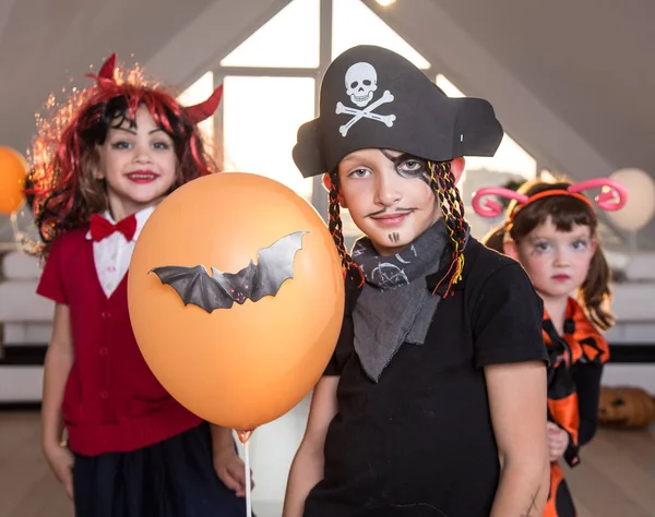 Niños en fiesta de Halloween —  Fotos de Stock