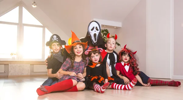 Barnen i halloween-fest — Stockfoto