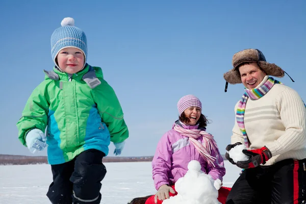 Familie op wintervakantie — Stockfoto