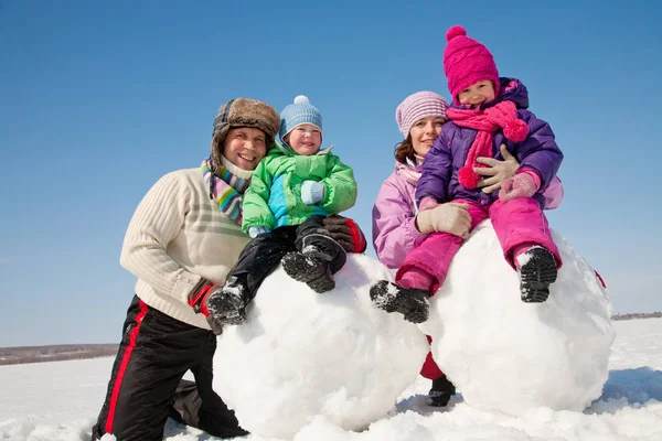 Familie op wintervakantie — Stockfoto