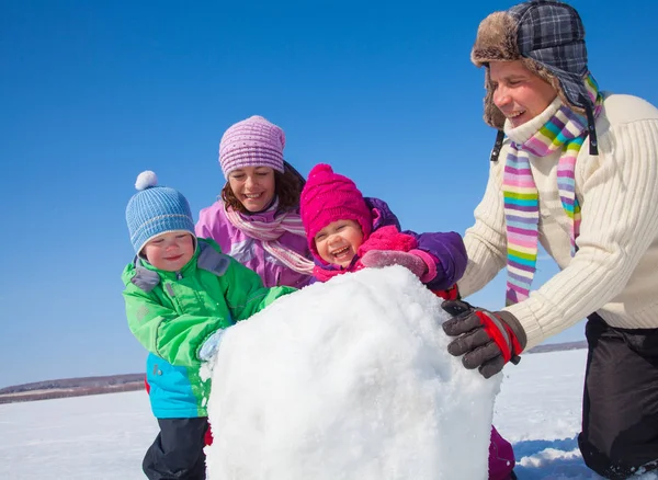 Familie op wintervakantie — Stockfoto