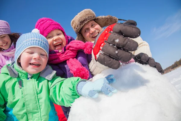 Familie op wintervakantie — Stockfoto
