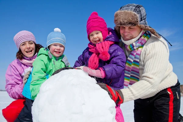 Familie im Winterurlaub — Stockfoto