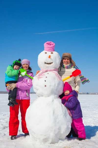 Familie op wintervakantie — Stockfoto