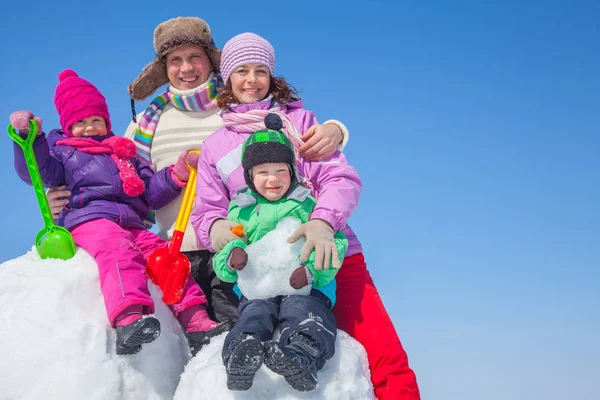 Familie im Winterurlaub — Stockfoto