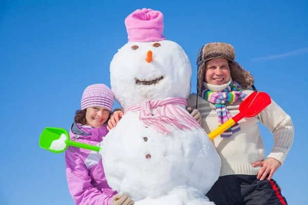 Familie op wintervakantie — Stockfoto