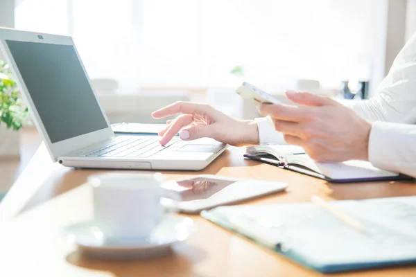 Handen Van Zakenvrouw Werken Met Laptop Telefoon Kantoor — Stockfoto