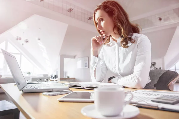 Affärskvinna arbete i office — Stockfoto