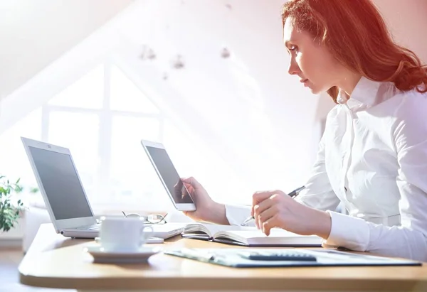 Affärskvinna arbete i office — Stockfoto