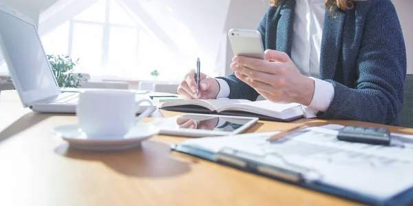 Handen Van Zakenvrouw Werken Met Laptop Telefoon Kantoor — Stockfoto