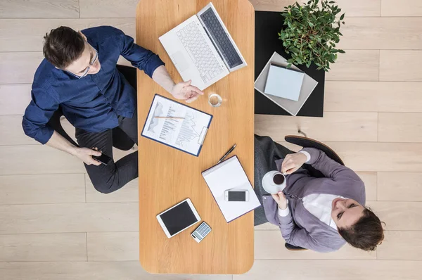 Uomini d'affari che lavorano in ufficio — Foto Stock