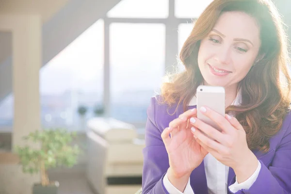 Donna d'affari lavoro in ufficio — Foto Stock